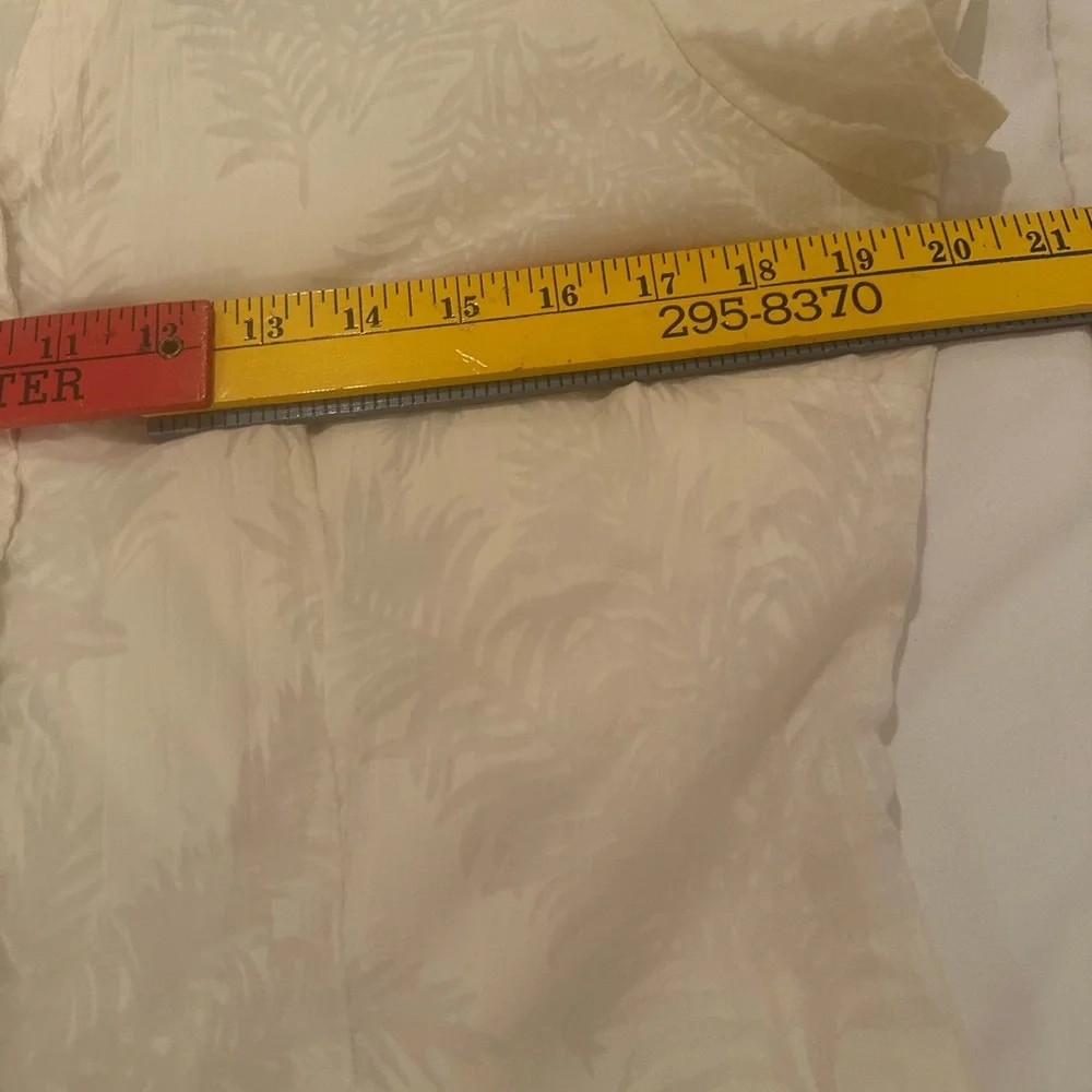 💥 $5 if bundled Medium White Semi Sheer Button Up Short Sleeve Blouse - Picture 9 of 11